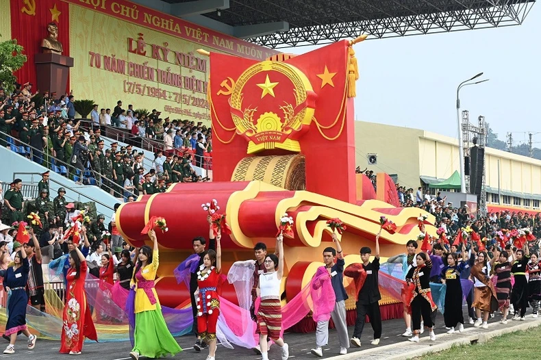 Những hình ảnh ấn tượng tại lễ sơ duyệt diễu binh, diễu hành chuẩn bị Kỷ niệm 70 năm Chiến thắng Điện Biên Phủ ảnh 2