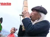Nghệ nhân Lò Văn Biến đang thổi khèn bè – một trong những loại nhạc cụ truyền thống quan trọng trong đời sống văn hóa của đồng bào Thái.