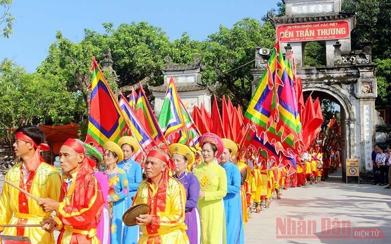 Trần Thu làm gì trong đời sống tâm linh của mình?
