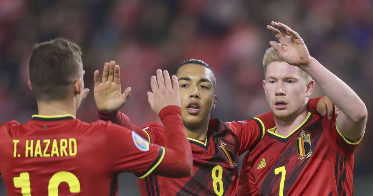 ĐT Bỉ đã chuẩn bị sẵn sàng cho vòng chung kết Euro 2021 với một danh sách cầu thủ đầy đủ và đa dạng. Các fan hâm mộ đang chờ đợi xem đội bóng này sẽ thể hiện những gì tại giải đấu này, và hy vọng rằng đội tuyển Bỉ sẽ mang về chiếc cúp danh giá.