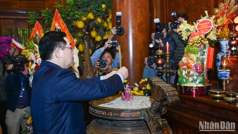 [Ảnh] Chủ tịch Quốc hội Vương Đình Huệ dâng hương tại Khu Di tích đặc biệt Kim Liên ảnh 1