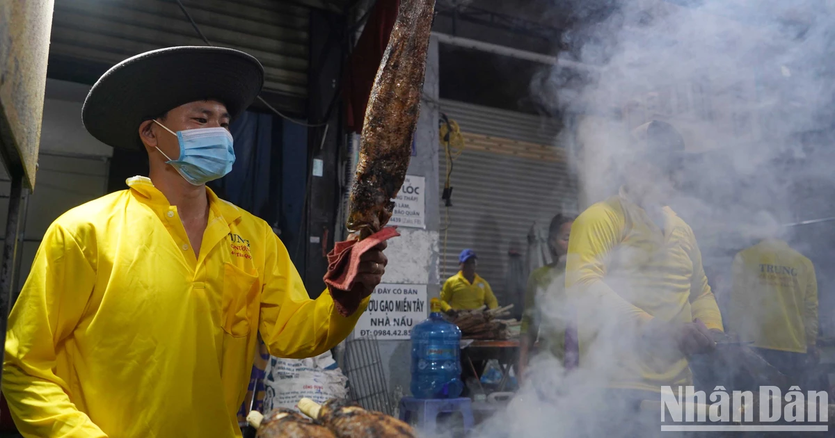 [Ảnh] Người dân “chen chân” mua cá lóc nướng trong Ngày vía Thần Tài ở TP Hồ Chí Minh ảnh 4