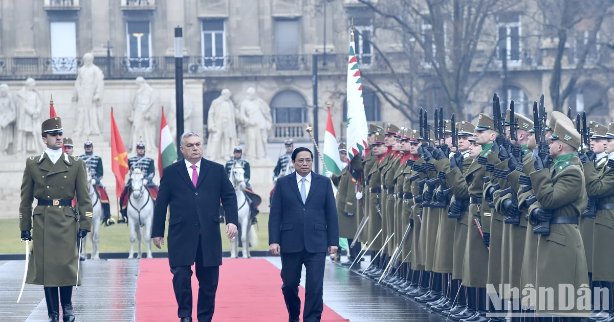 Thủ tướng Phạm Minh Chính và Thủ tướng Hungary Viktor Orbán duyệt Đội danh dự Quân đội.