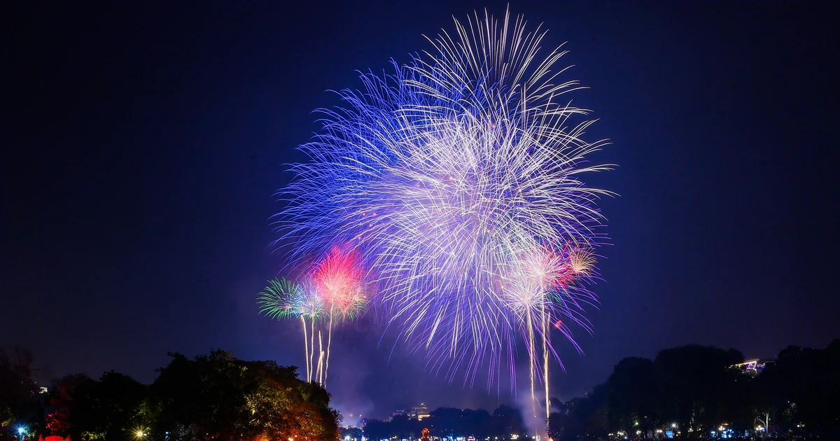 View - [Ảnh] Ngắm pháo hoa thắp sáng bầu trời Hà Nội đón chào năm mới Giáp Thìn 2024 
