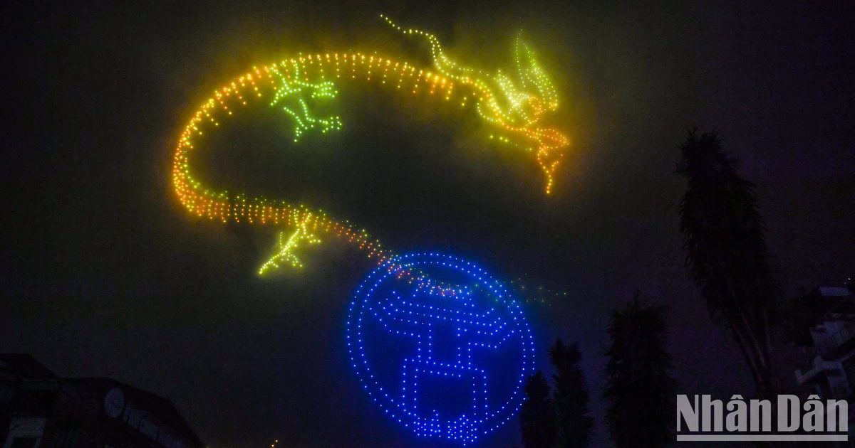 [Ảnh] Người dân Thủ đô choáng ngợp trước màn trình diễn ánh sáng nghệ thuật với 2.024 drones light 
