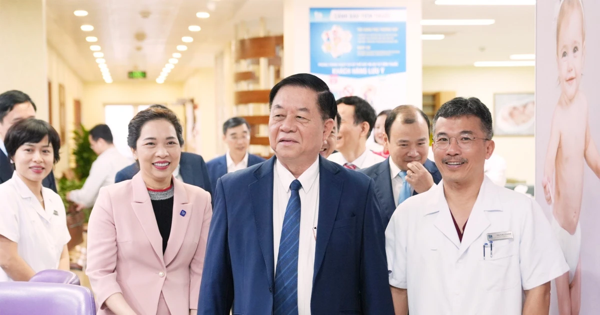 Đồng chí Nguyễn Trọng Nghĩa và đoàn công tác đi thăm quan hệ thống trang thiết bị cơ sở vật chất tại Bệnh viện Đa khoa Tâm Anh Hà Nội.