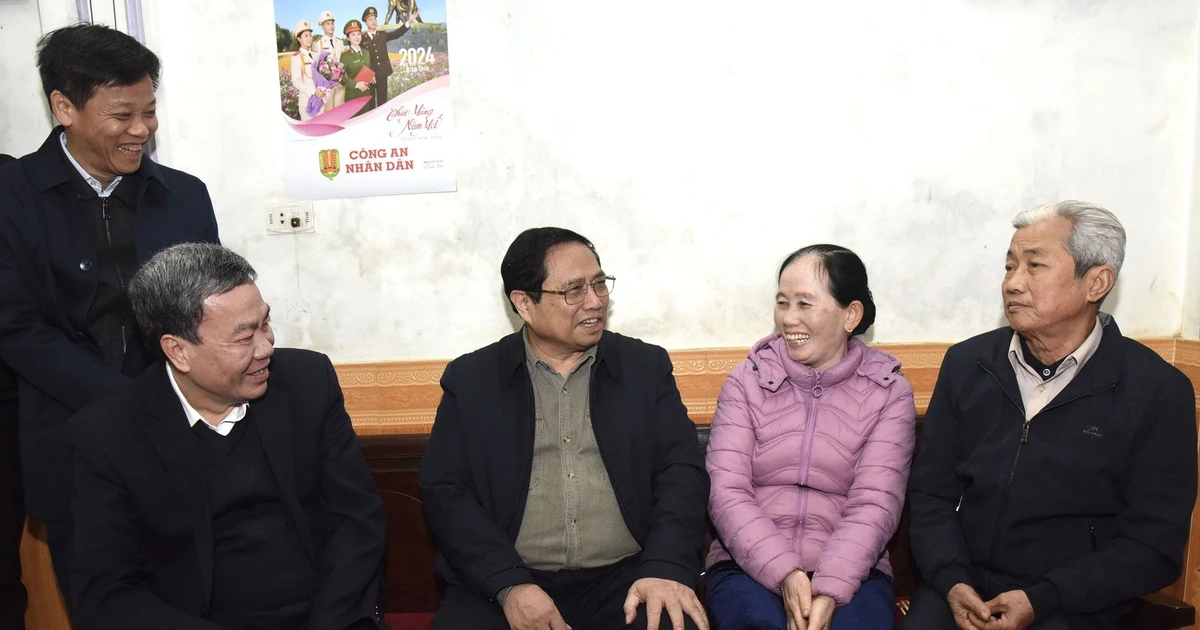 Thủ tướng Phạm Minh Chính thăm gia đình ông Trần Văn Thế, bệnh binh 2/3, ở thị trấn Lam Sơn, huyện Thọ Xuân và bày tỏ lòng tri ân sâu sắc của Đảng và Nhà nước trước sự hy sinh, đóng góp to lớn của gia đình trong công cuộc đấu tranh giải phóng dân tộc.