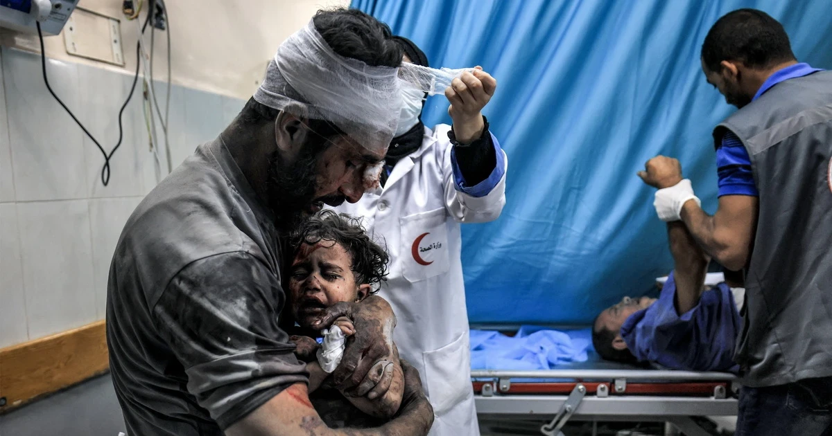 Điều trị cho những người bị thương trong vụ oanh tạc của Israel tại bệnh viện Nasser ở Khan Yunis, phía nam Dải Gaza. (Ảnh: AFP/TTXVN)