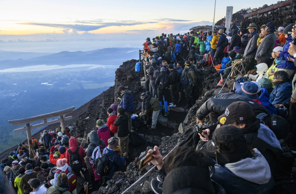 Nhật Bản: Dự kiến tăng phí với người leo núi Phú Sĩ ảnh 3
