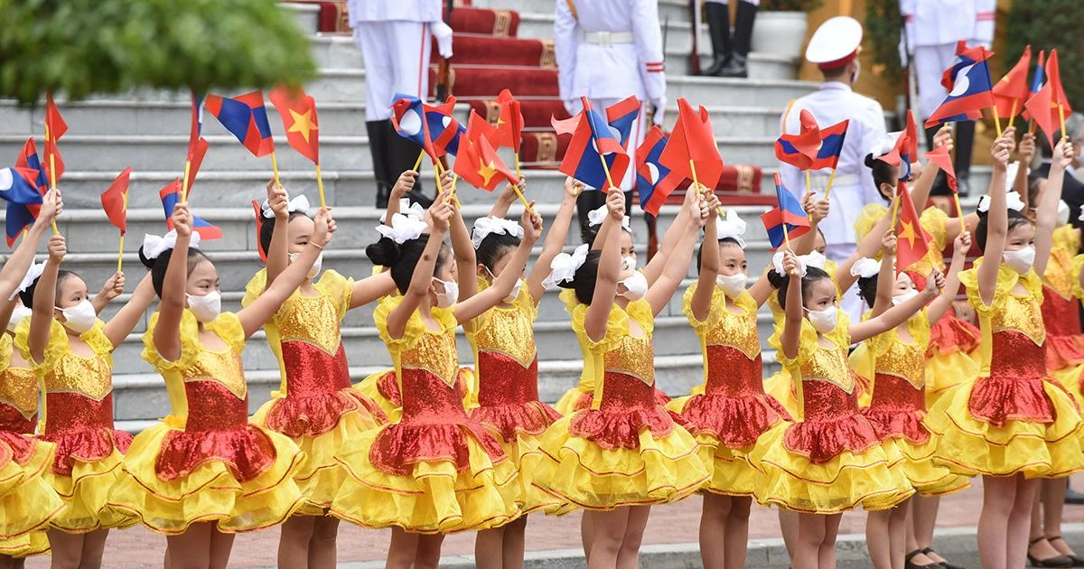 Các đại biểu làm lễ khánh thành, đưa vào sử dụng sân bay Nongkhang tại tỉnh Huaphanh, Lào. (Ảnh: TRỊNH DŨNG)