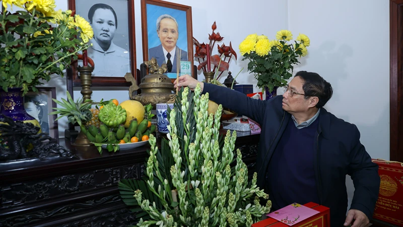 Chủ tịch Quốc hội Vương Đình Huệ duyệt Đội danh dự Công an Nghệ An.
