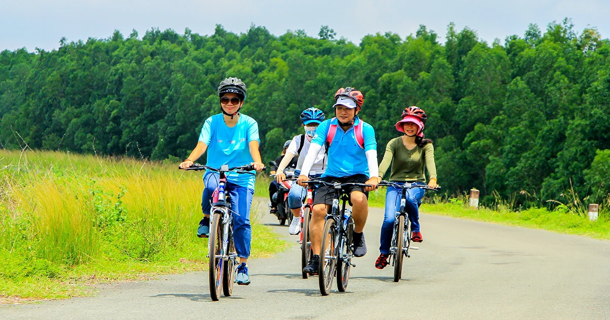 Khách du lịch đạp xe dã ngoại trong Khu Bảo tồn thiên nhiên văn hóa Ðồng Nai. (Ảnh HỒNG ÐẠT)