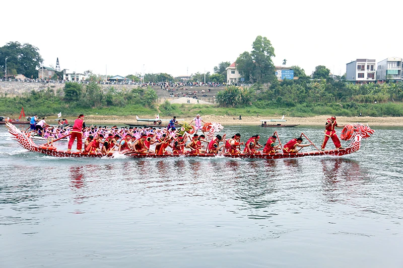 Sôi nổi hội đua thuyền truyền thống trên sông Lô Xuân Giáp Thìn ảnh 1
