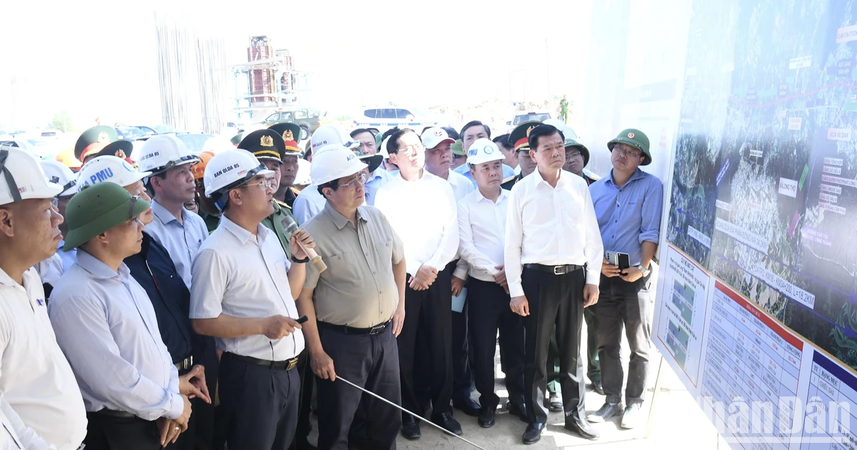 Thủ tướng Phạm Minh Chính nghe báo cáo về dự án đường bộ cao tốc Biên Hoà - Vũng Tàu giai đoạn 1.