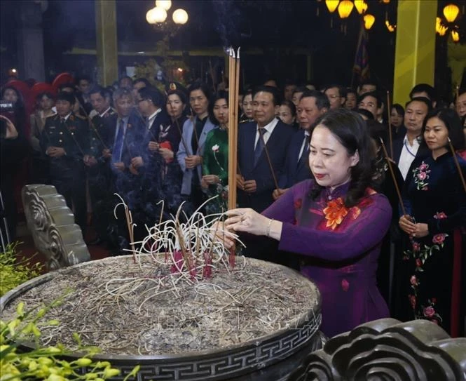 View - Phó Chủ tịch nước Võ Thị Ánh Xuân dâng hương tại đền thờ Hai Bà Trưng