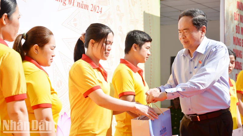 Phó Chủ tịch Thường trực Quốc hội Trần Thanh Mẫn thăm, chúc Tết và tặng quà người dân tỉnh Kiên Giang ảnh 2