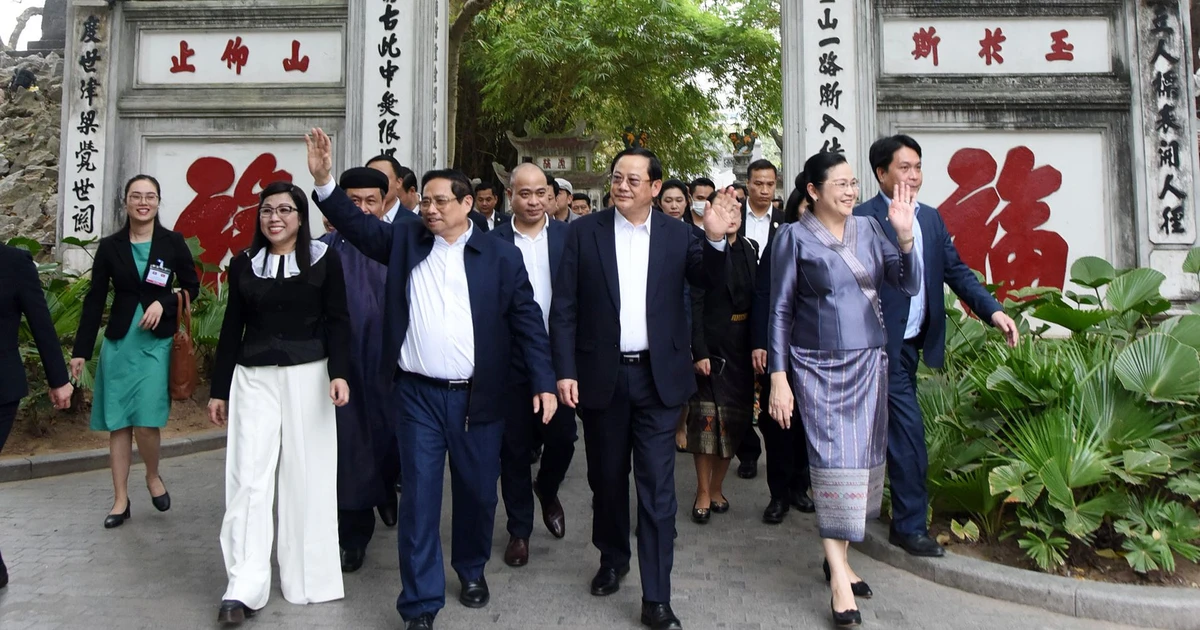 View - Thủ tướng Phạm Minh Chính và Thủ tướng Lào thăm đền Ngọc Sơn, hồ Hoàn Kiếm