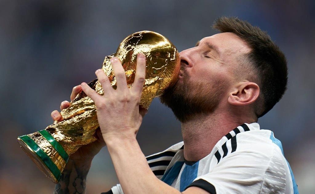 Messi, cúp vàng: Cảm nhận sự vĩ đại của Messi trong hành trình đến chiến thắng cuối cùng và giành chiếc cúp vàng với đội tuyển Argentina. Hãy cùng xem lại những siêu phẩm và những khoảnh khắc đáng nhớ của Messi khi anh cùng đồng đội lên ngôi vô địch.