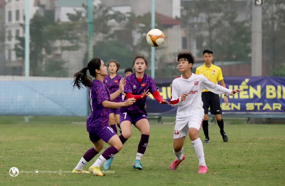 Các cầu thủ U20 nữ Việt Nam đấu tập cùng U15 Viettel. (Ảnh: VFF)