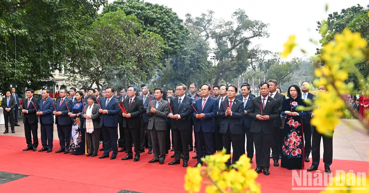 Chủ tịch Quốc hội Vương Đình Huệ và các đại biểu dâng hương trước Tượng đài Vua Lý Thái Tổ.