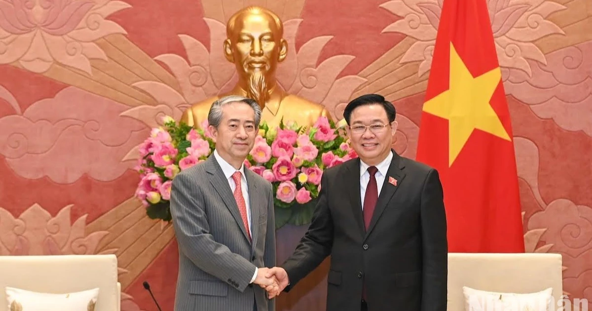 [Ảnh] Chủ tịch Quốc hội Vương Đình Huệ tiếp Đại sứ Trung Quốc tại Việt Nam ảnh 1