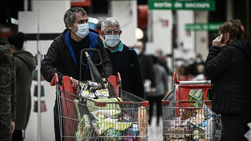 Người dân mua hàng trong siêu thị tại Bordeaux, Pháp. (Ảnh tư liệu: AFP/TTXVN)