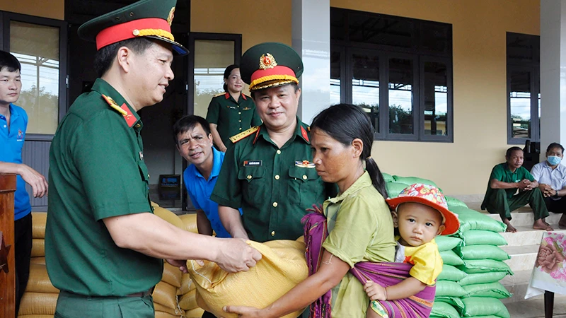 Ðại diện Công ty 74 (Binh đoàn 15, Bộ Quốc phòng) hỗ trợ gạo cho nhân dân. 