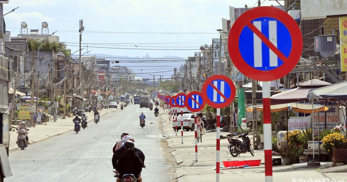 Kỳ lạ, “trồng” 23 biển báo cấm đỗ xe ngày chẵn trên đoạn đường 1 km