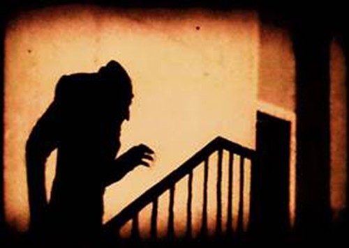 5. Phim Nosferatu (1922) - Nosferatu (1922) là bộ phim kinh dị Đức do Friedrich Wilhelm Murnau đạo diễn. Bộ phim dựa trên tiểu thuyết Dracula của Bram Stoker nhưng vì vấn đề bản quyền, tên nhân vật chính đã được thay đổi thành Count Orlok. Nosferatu được coi là một trong những bộ phim kinh dị tiêu biểu và là tiền thân của dòng phim ma cà rồng.