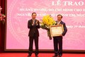 Chủ tịch nước Võ Văn Thưởng trao Huân chương Hồ Chí Minh tặng đồng chí Phạm Quang Nghị. 
