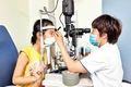 Bác sĩ Bệnh viện Mắt Hà Nội 2 thăm khám cho bệnh nhi.