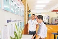 Cán bộ tại Bộ phận "một cửa" UBND xã Ninh Hiệp, huyện Gia Lâm hướng dẫn người dân thực hiện thủ tục hành chính. (Ảnh TUỆ NGHI)