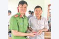 Cán bộ Công an xã Ia Băng (huyện Ðắk Ðoa, Gia Lai) trao móc khóa cho người dân. 