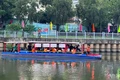 Người dân trải nghiệm tour du lịch trên kênh Nhiêu Lộc-Thị Nghè.
