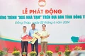 Đại diện Ủy ban Mặt trận Tổ quốc Việt Nam tỉnh Đồng Tháp tiếp nhận Quỹ vì người nghèo do doanh nghiệp trao tặng.