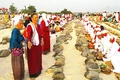 Ðồng bào Chăm Bà ni thực hiện lễ tảo mộ, một nghi thức không thể thiếu trong Lễ hội Ramưwan.