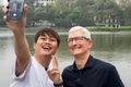 Tổng Giám đốc Apple Tim Cook cùng nhà sáng tạo nội dung Ngô Đức Duy check-in hồ Gươm. (Ảnh: Tài khoản X của Tim Cook) 