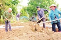 Người dân vui mừng khi được chính quyền hỗ trợ xóa nhà tạm, nhà dột nát. 