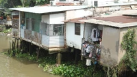 TP Hồ Chí Minh vẫn đang tồn tại hàng chục nghìn căn nhà tạm bợ dọc các tuyến kênh, rạch.