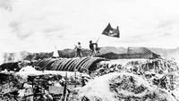 Lá cờ Quyết chiến - Quyết thắng của Quân đội nhân dân Việt Nam tung bay trên nóc hầm tướng De Castries. Ảnh: TTXVN