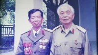 Đại tá Nguyễn Bội Giong chụp ảnh cùng Đại tướng Võ Nguyên Giáp.