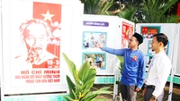 Gương điển hình người dân tộc thiểu số huyện Xuân Lộc, tỉnh Đồng Nai xem triển lãm ảnh học tập và làm theo tư tưởng, đạo đức, phong cách Hồ Chí Minh.