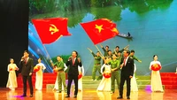Hào hùng, sống động, trẻ trung. Đó là một số đòi hỏi với nghệ sĩ hôm nay khi truyền tải các ca khúc cách mạng. Ảnh: HOÀNG HOA