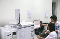 Cán bộ Viện Kiểm nghiệm thuốc T.Ư kiểm tra chất lượng thuốc trên thiết bị phân tích hiện đại.