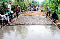 Nông dân xã Thới Bình, huyện Thới Bình (Cà Mau) xây dựng đường giao thông nông thôn. Ảnh: MINH PHONG