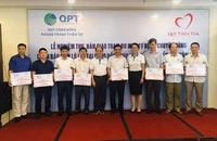 Đồng chí Phan Diễn trao tượng trưng trạm đo mưa tự động cho các địa phương.