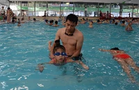 Một lớp dạy bơi cho trẻ em tại quận Hai Bà Trưng, Hà Nội.Ảnh: MINH HÀ