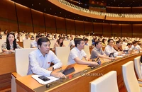Đại biểu Quốc hội bấm nút thông qua luật, sáng 18-6. Ảnh: Quochoi.vn