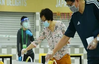 Cử tri Singapore đeo khẩu trang và găng tay bỏ phiếu tại Trường trung học Chung Cheng, ngày 10-7-2020. (Ảnh: Channel News Asia)