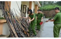 Công an huyện Văn Chấn (Yên Bái) kiểm tra lô kiếm, súng tự chế thu giữ được.